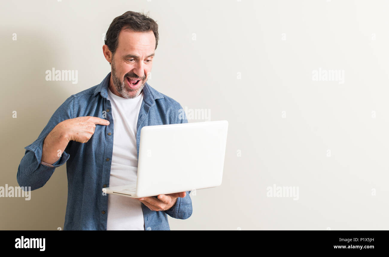 Senior ordinateur avec surprise face à face à lui-même Banque D'Images