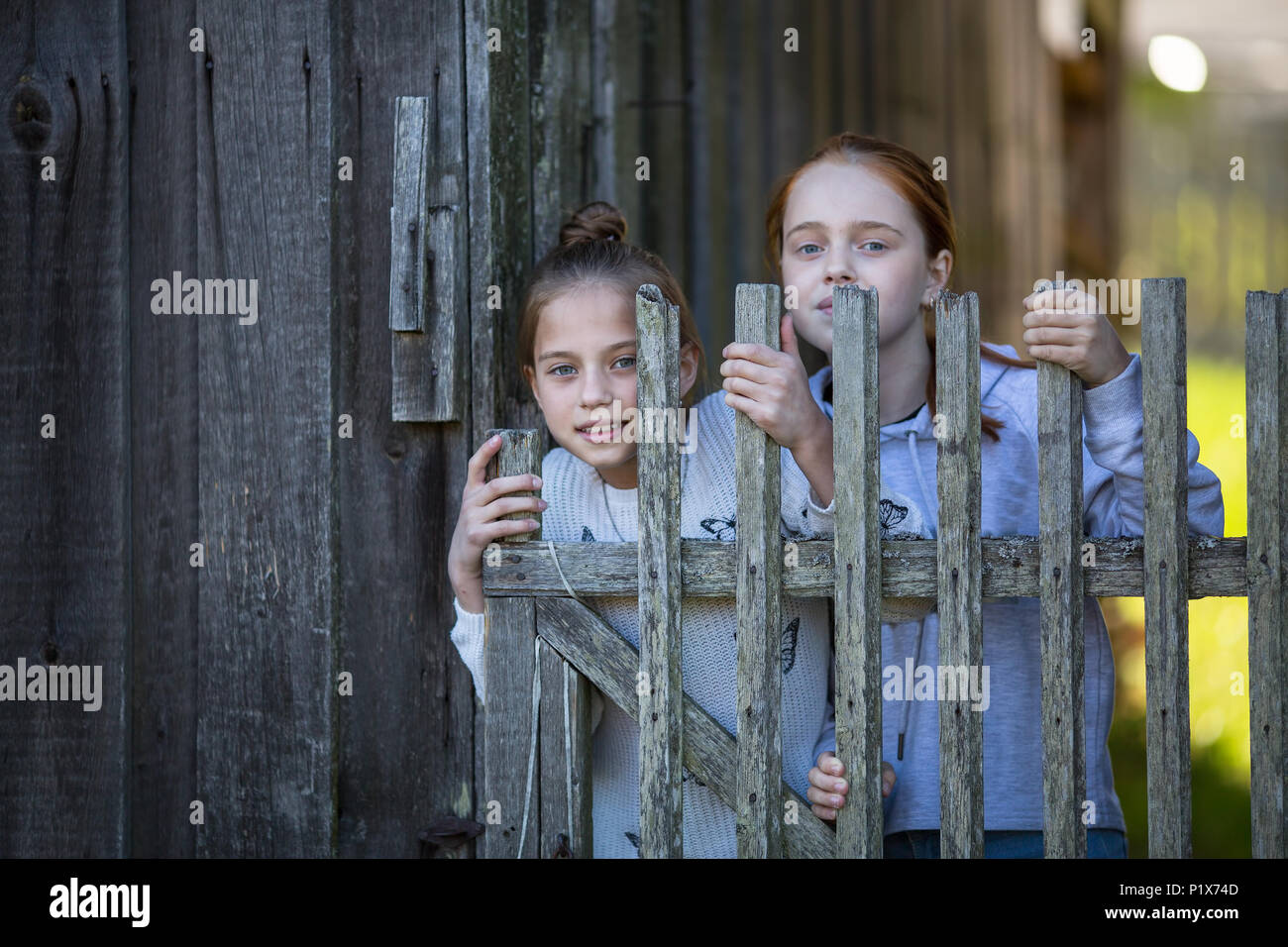 Portraits de deux jeunes filles dans le village d'amis à l'extérieur. Banque D'Images