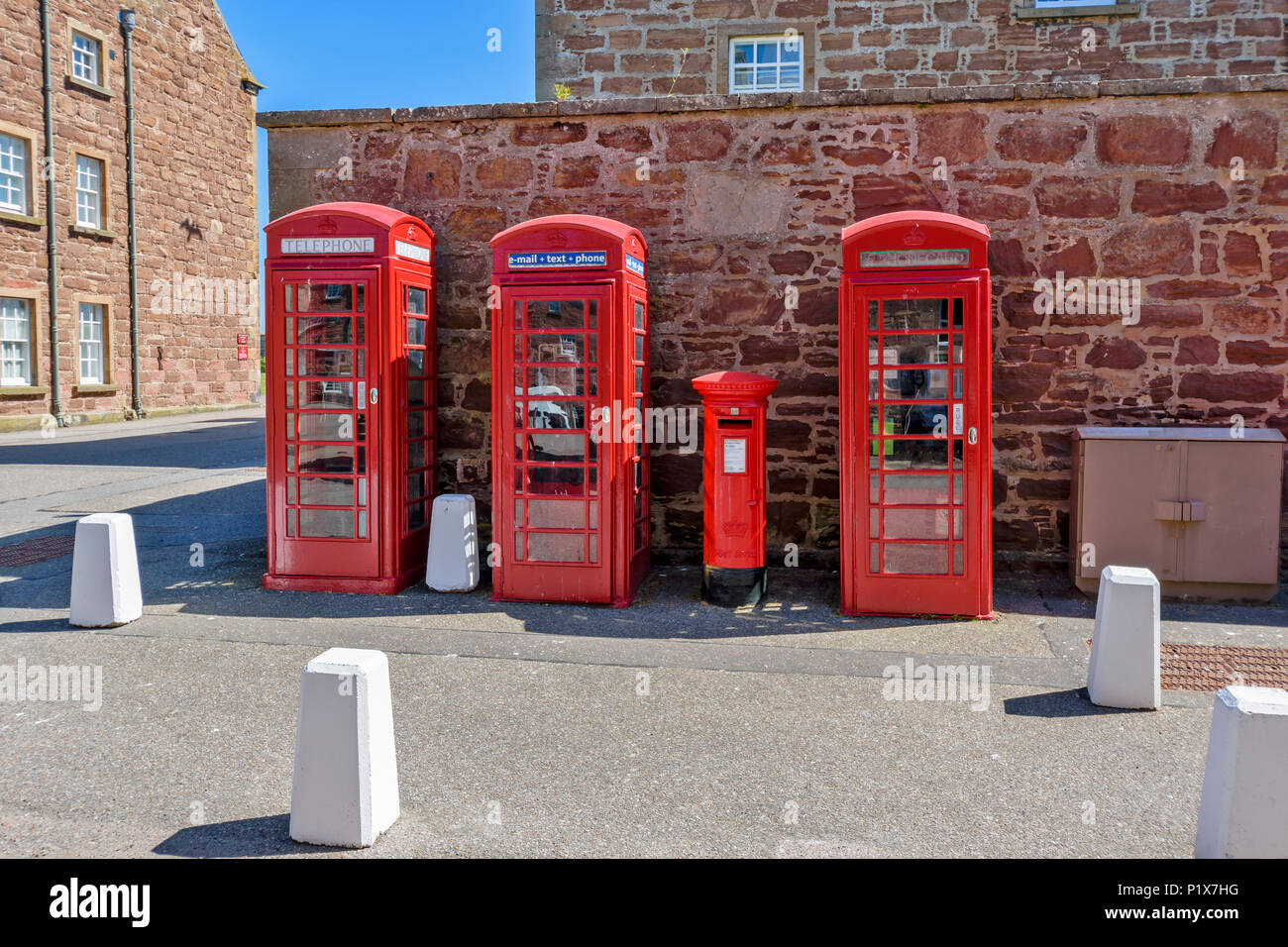 FORT GEORGE INVERNESS ECOSSE LES PRINCIPAUX BÂTIMENTS DE CASERNE ET TROIS BOÎTES DE TÉLÉPHONE ROUGE Banque D'Images