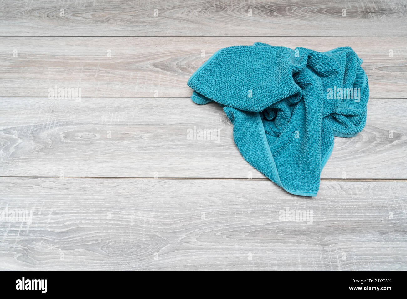 Une serviette chiffonnée jetée sur la table Banque D'Images