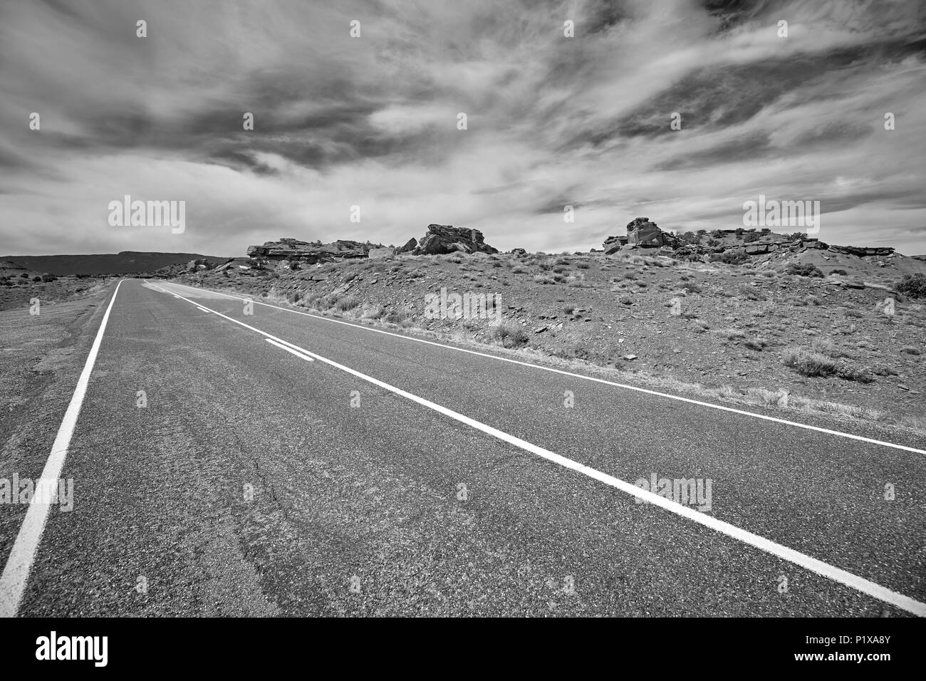 Image noir et blanc d'une route du désert, Capitol Reef National Park, Utah, USA. Banque D'Images