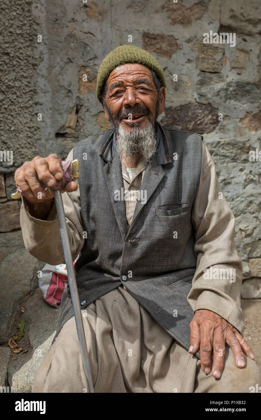 Turtuk, Inde - le 28 juin 2017 : senior homme non identifié Balti pose pour une photo dans Turtuk village sur la frontière avec le Pakistan, Ladakh, Inde Banque D'Images
