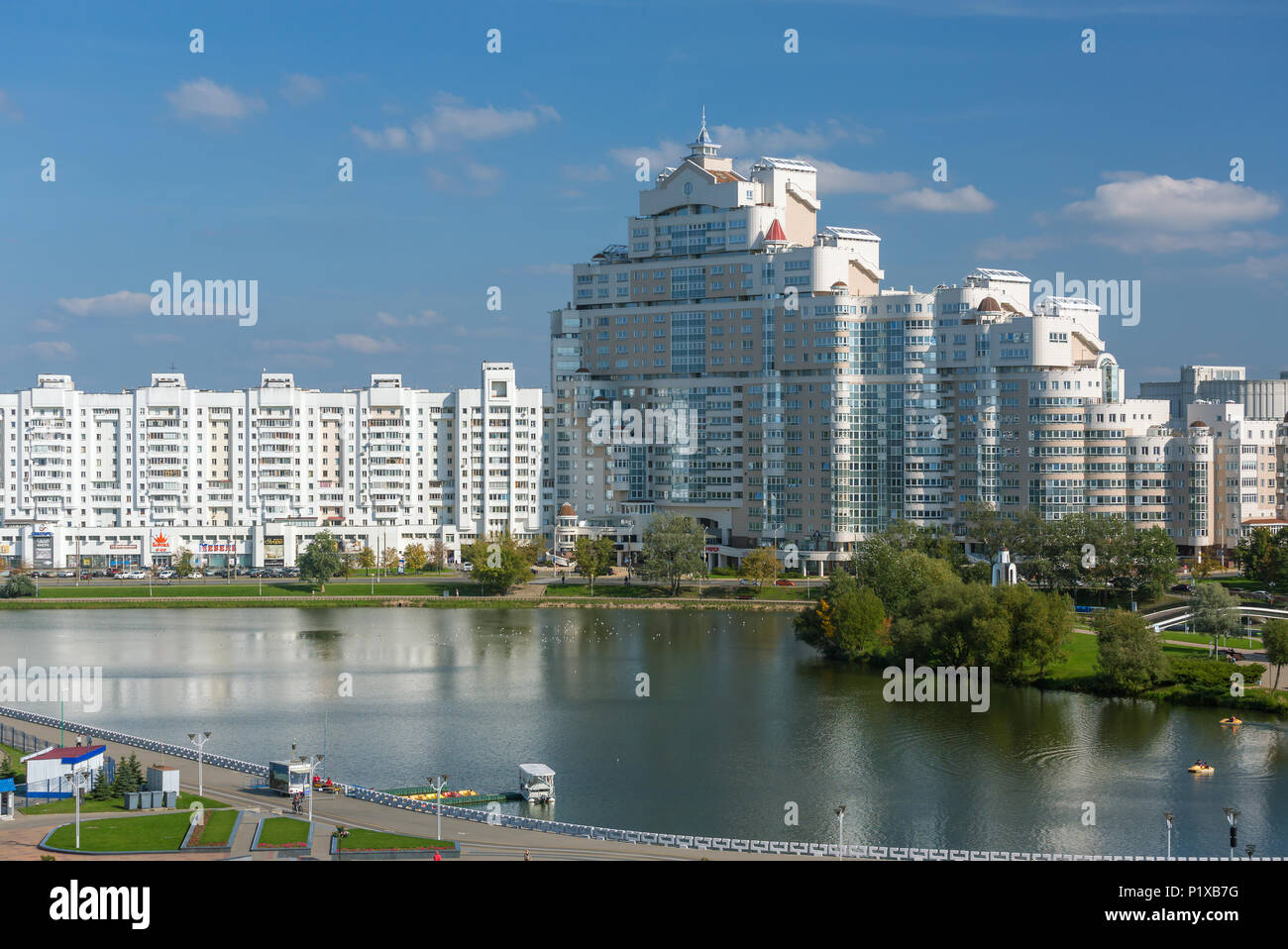 Minsk, Belarus - 27 septembre 2017 : voir l'immeuble blanc de Minsk en centre-ville, avec vue sur le quartier Nemiga rivière Svisloch, le Bélarus. Banque D'Images