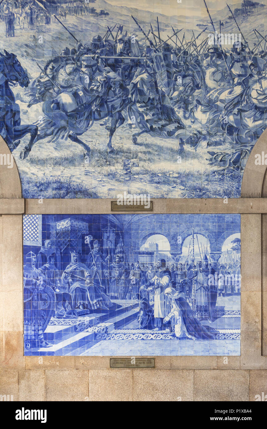 La gare Sao Bento avec des carreaux portugais traditionnels Azulejos représentant l'histoire du Portugal, Porto Banque D'Images