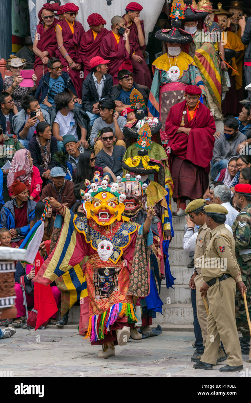 Leh, Inde - 21 juin 2017 : les moines non identifiés dans l'exécution d'un masque masque religieux et mystère en costume de danse le Bouddhisme Tibétain pendant la Buddhis Banque D'Images