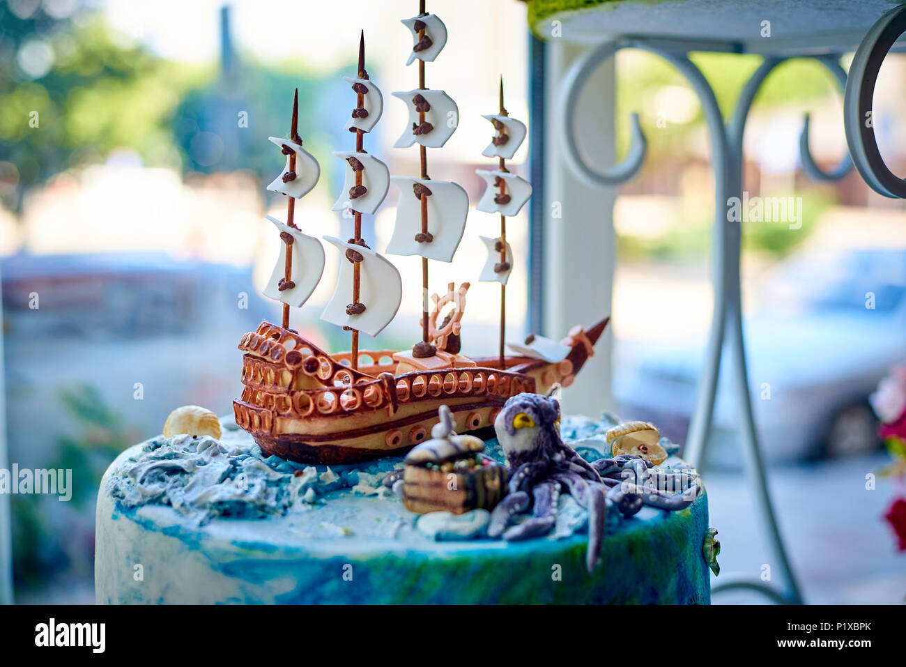 Gateau Creme Bleu Dans Un Style Marin Sur Un Backgroundwith Chocolat Photo Stock Alamy