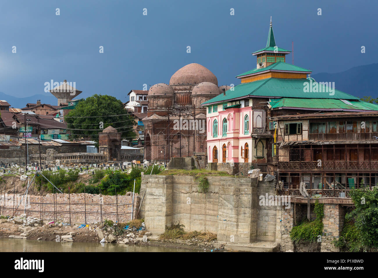 Srinagar, Inde - 15 juin 2017 : Riverside vue sur la vieille ville de Srinagar à partir de l'un des ponts sur la rivière Jhelum, Jammu-et-Cachemire, en Inde. Banque D'Images