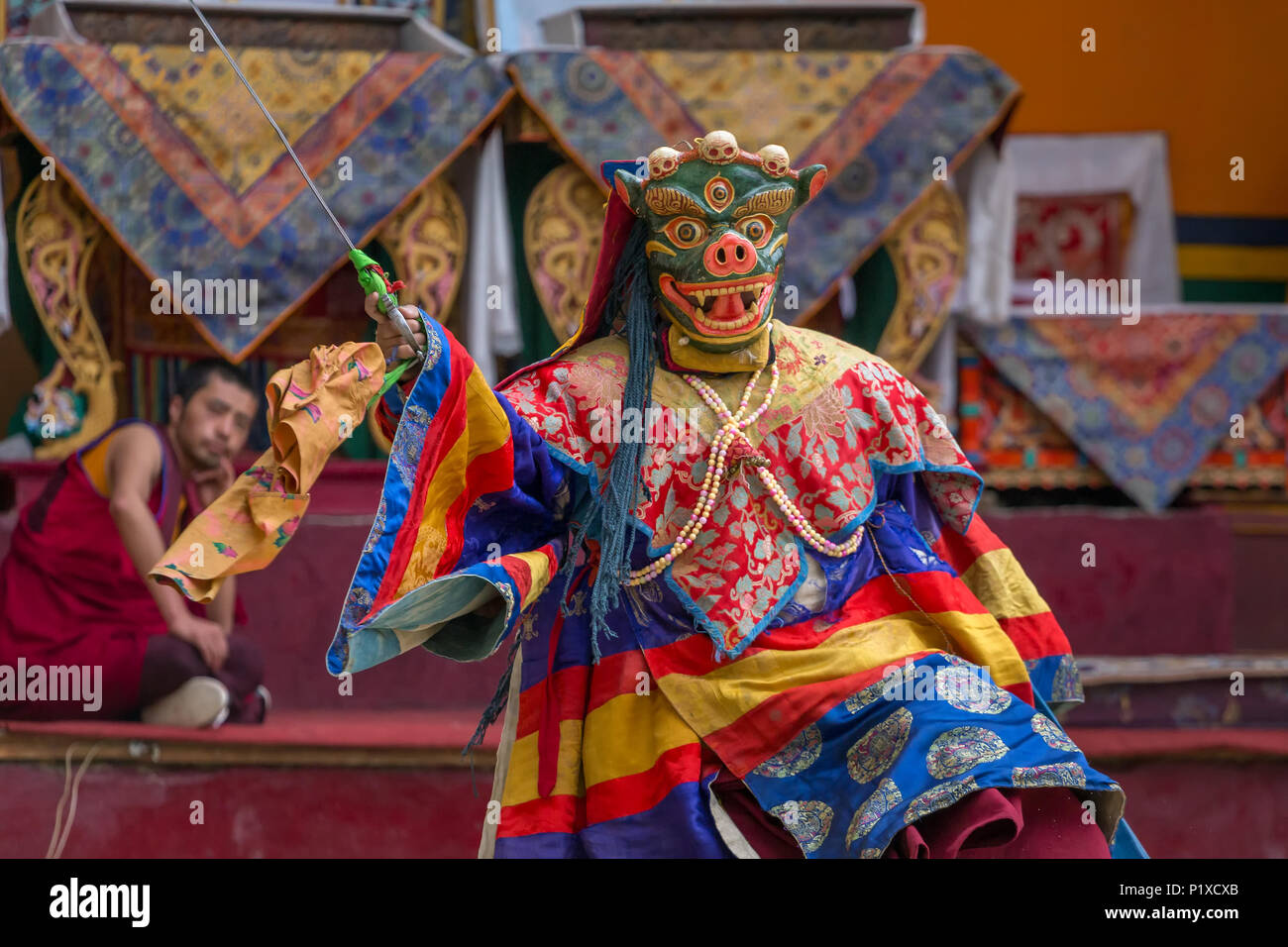 Leh, Inde - 21 juin 2017 : moine non identifiés dans un masque masque religieux et mystère en costume de danse le Bouddhisme Tibétain pendant la Yuru K Banque D'Images