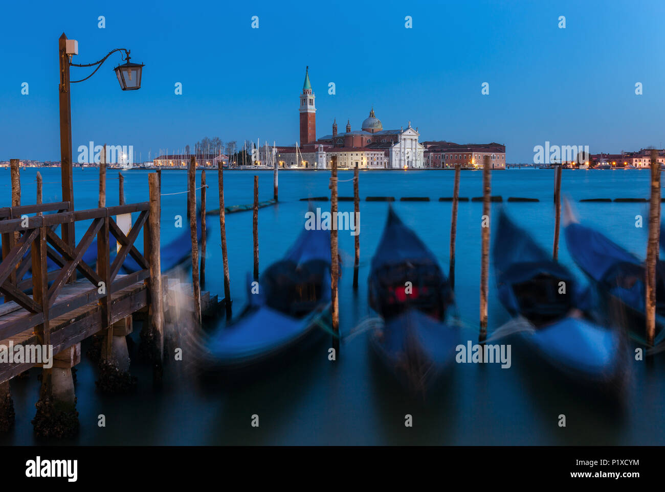 San Giorgio Maggiore Église et au crépuscule, les gondoles à Venise, Italie. Banque D'Images