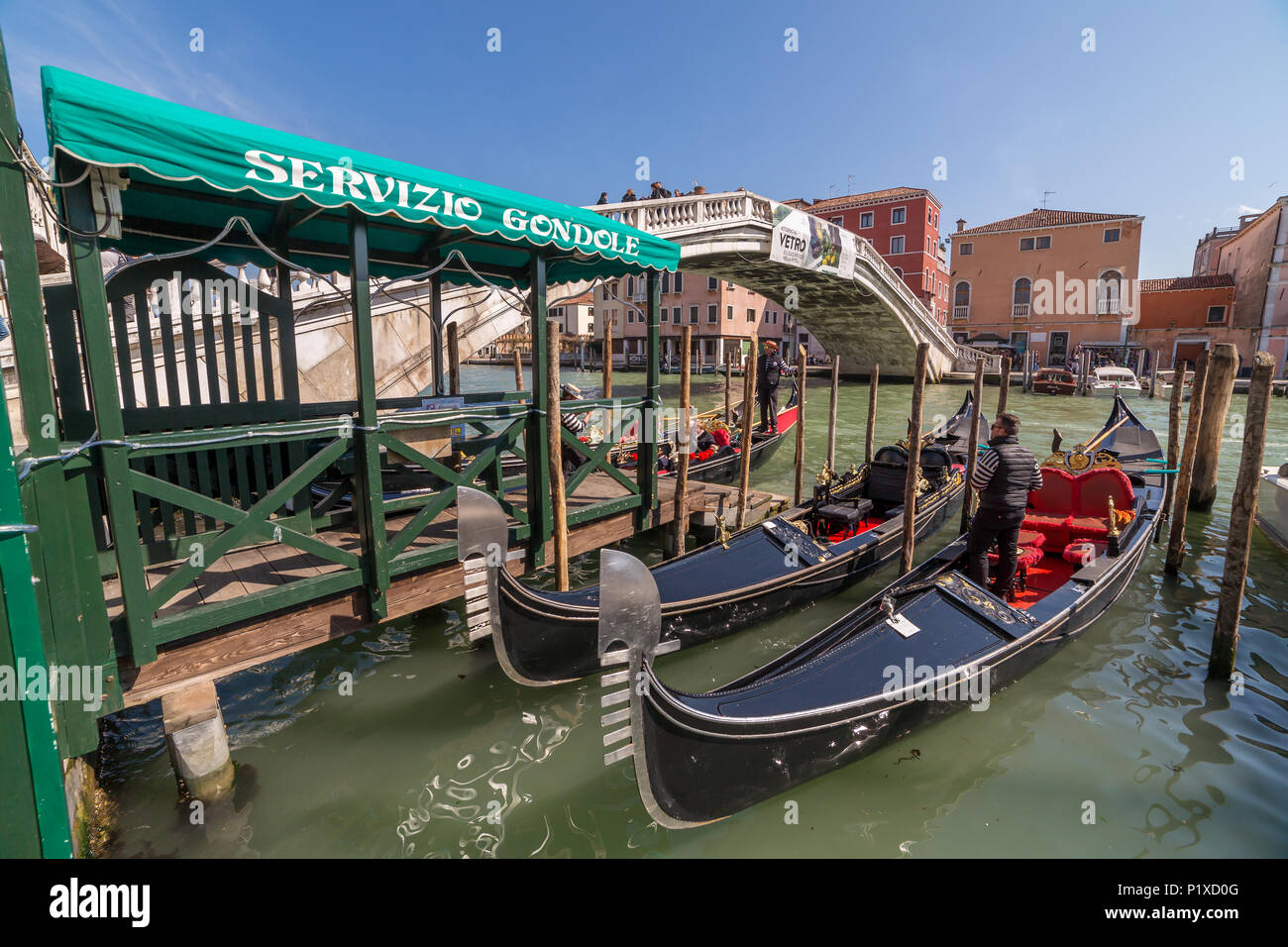 Venise, Italie - 23 mars 2018 : parking télécabine à proximité du célèbre pont Realto sur un Grand Canal à Venise avec le Servizio Gondole sign Banque D'Images