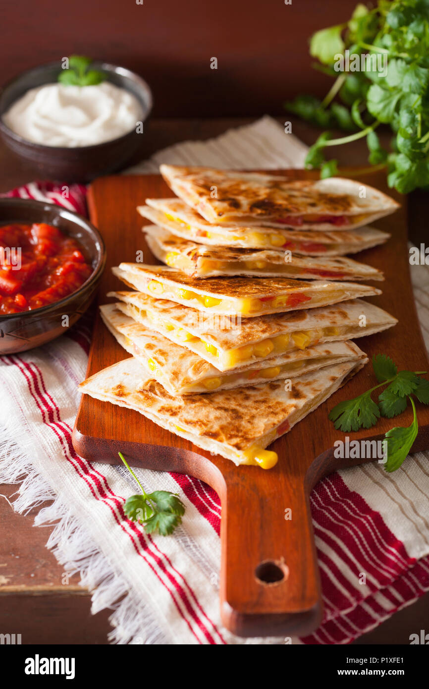 Quesadilla mexicaine avec fromage maïs tomate Banque D'Images