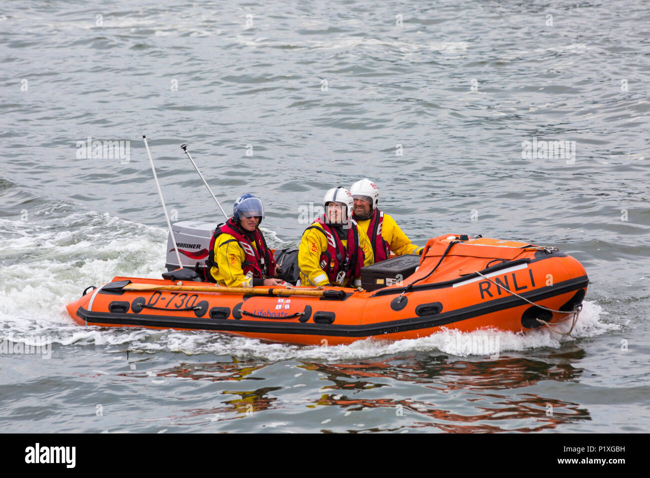RNLI, Royal National Lifeboat Institution, de l'équipage en canot sur le port de Poole, Poole, Dorset, England UK en Juin Banque D'Images