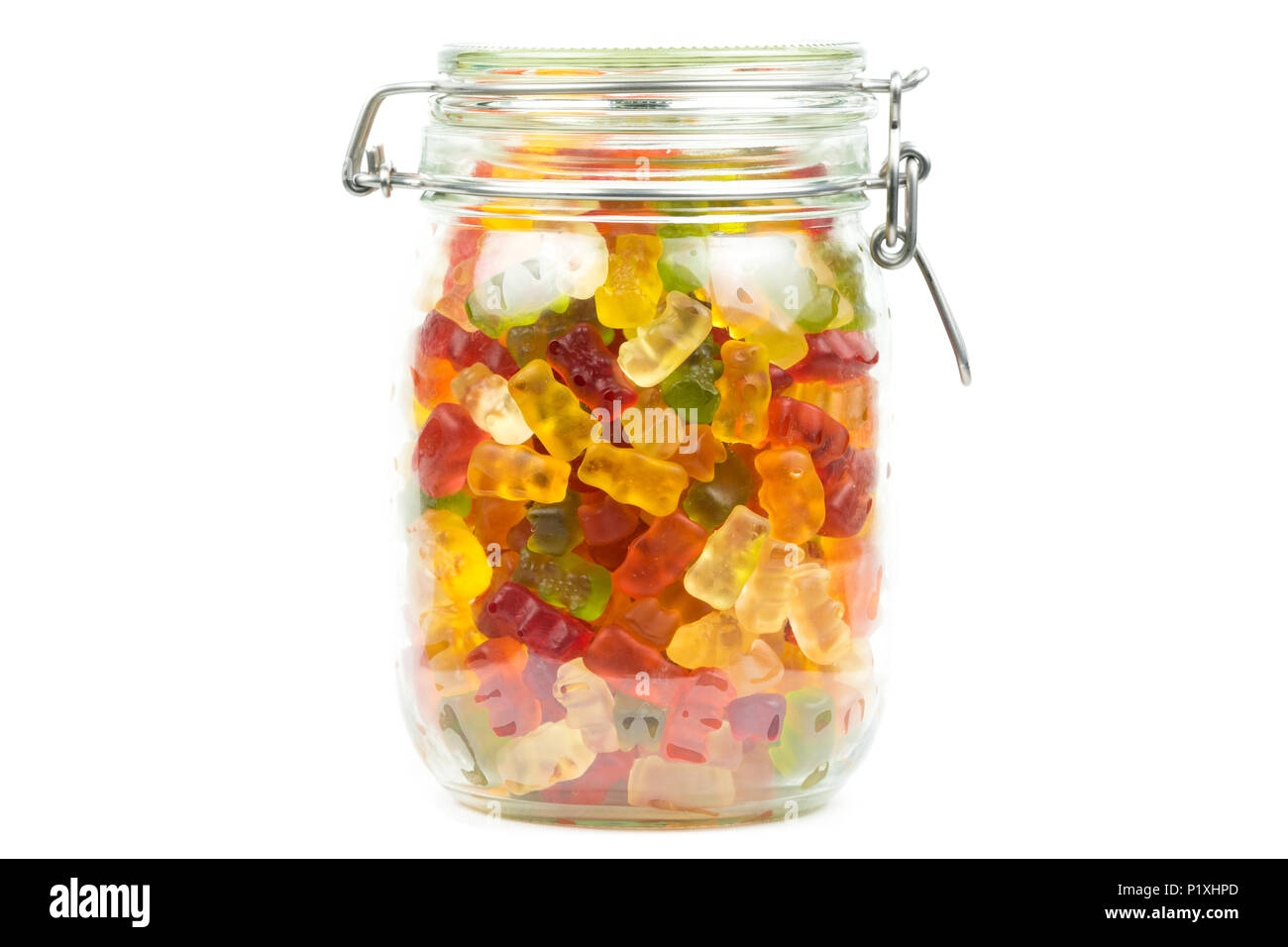 Ours gommeux colorés / jelly baby candy bonbons dans un bocal de verre sur un fond blanc Banque D'Images