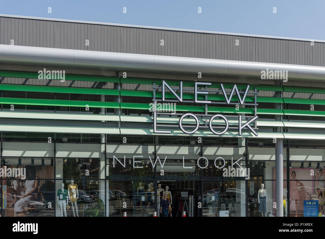 Façade de nouveau look, un détaillant de mode britannique ; Rushden Northamptonshire, en Angleterre, Lacs Banque D'Images