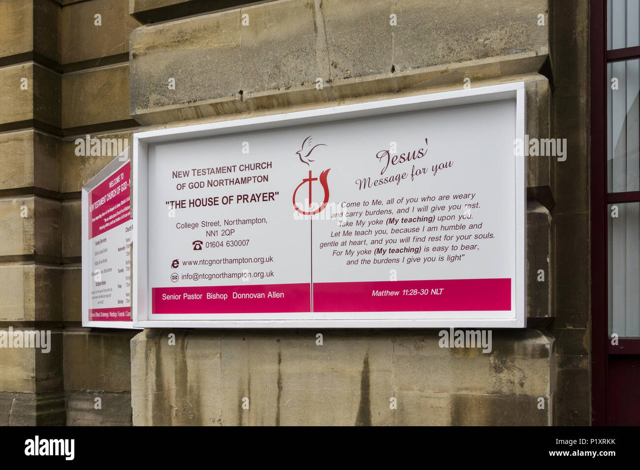 Panneau en bois fixé au mur de l'Église du Nouveau Testament de Dieu, Northampton, Royaume-Uni Banque D'Images