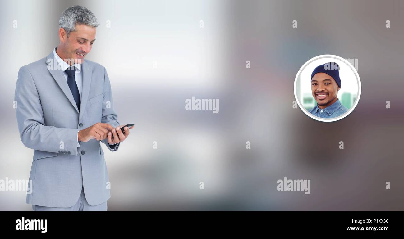 L'homme à l'aide de téléphone avec bulle chat profil de messagerie instantanée Banque D'Images