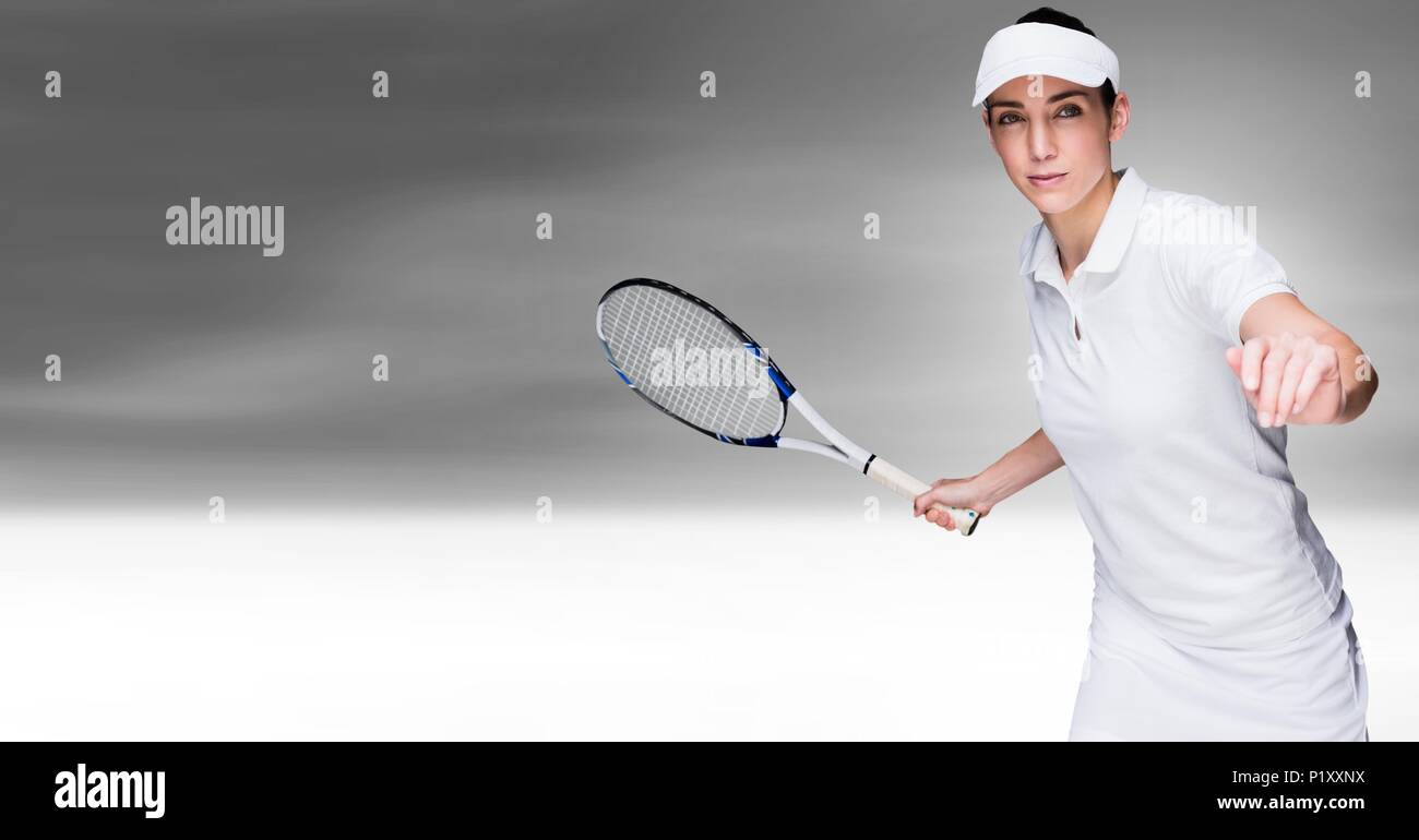 Joueur de tennis femme avec raquette avec fond gris Banque D'Images