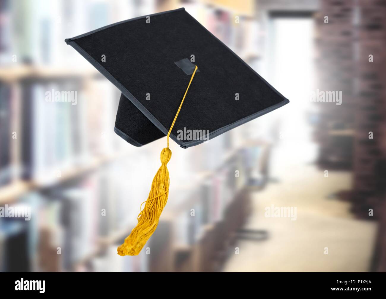 Graduation hat en bibliothèque des sciences de l'éducation Banque D'Images