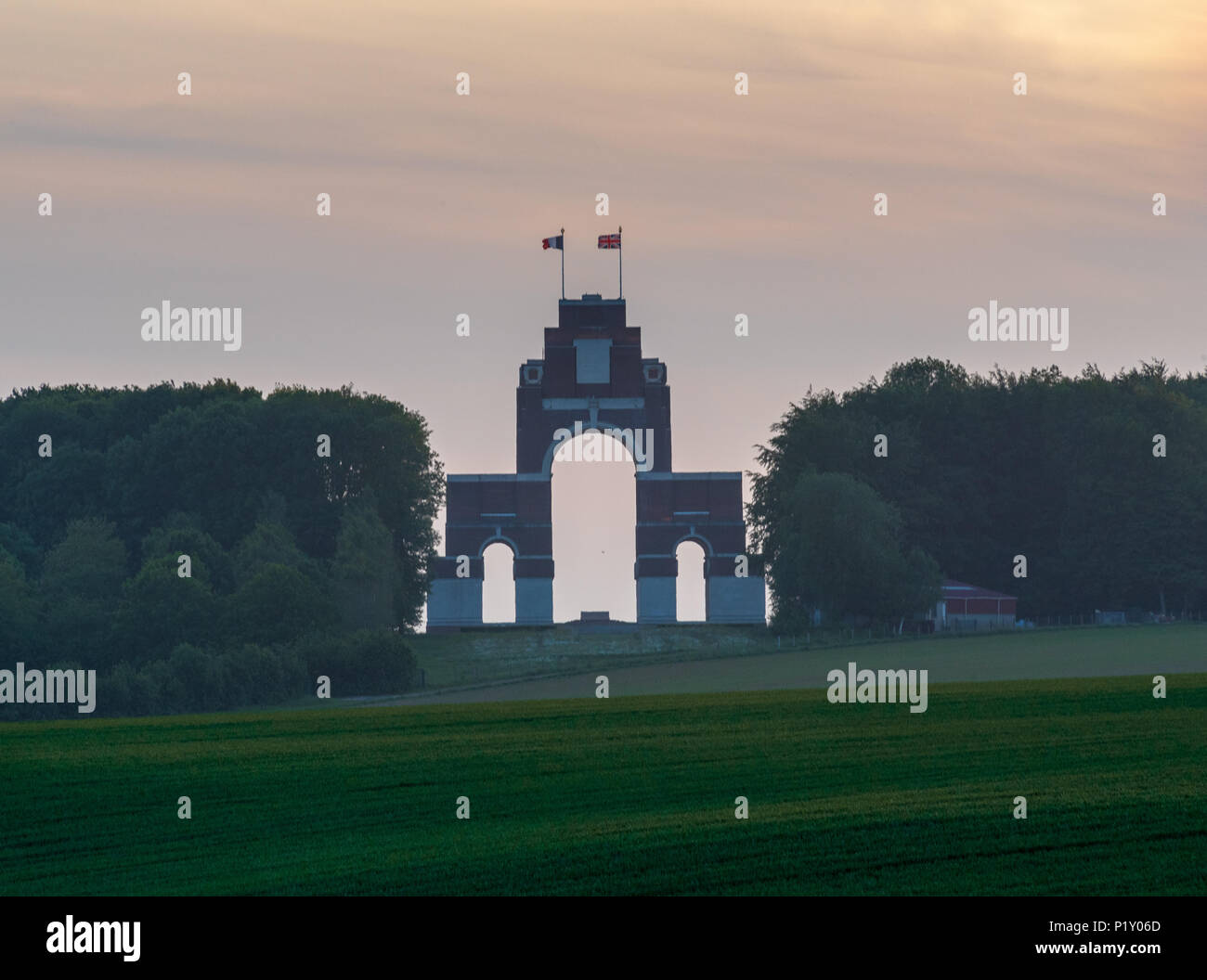 Thiepval mémorial aux disparus au coucher du soleil, région de la Somme Banque D'Images