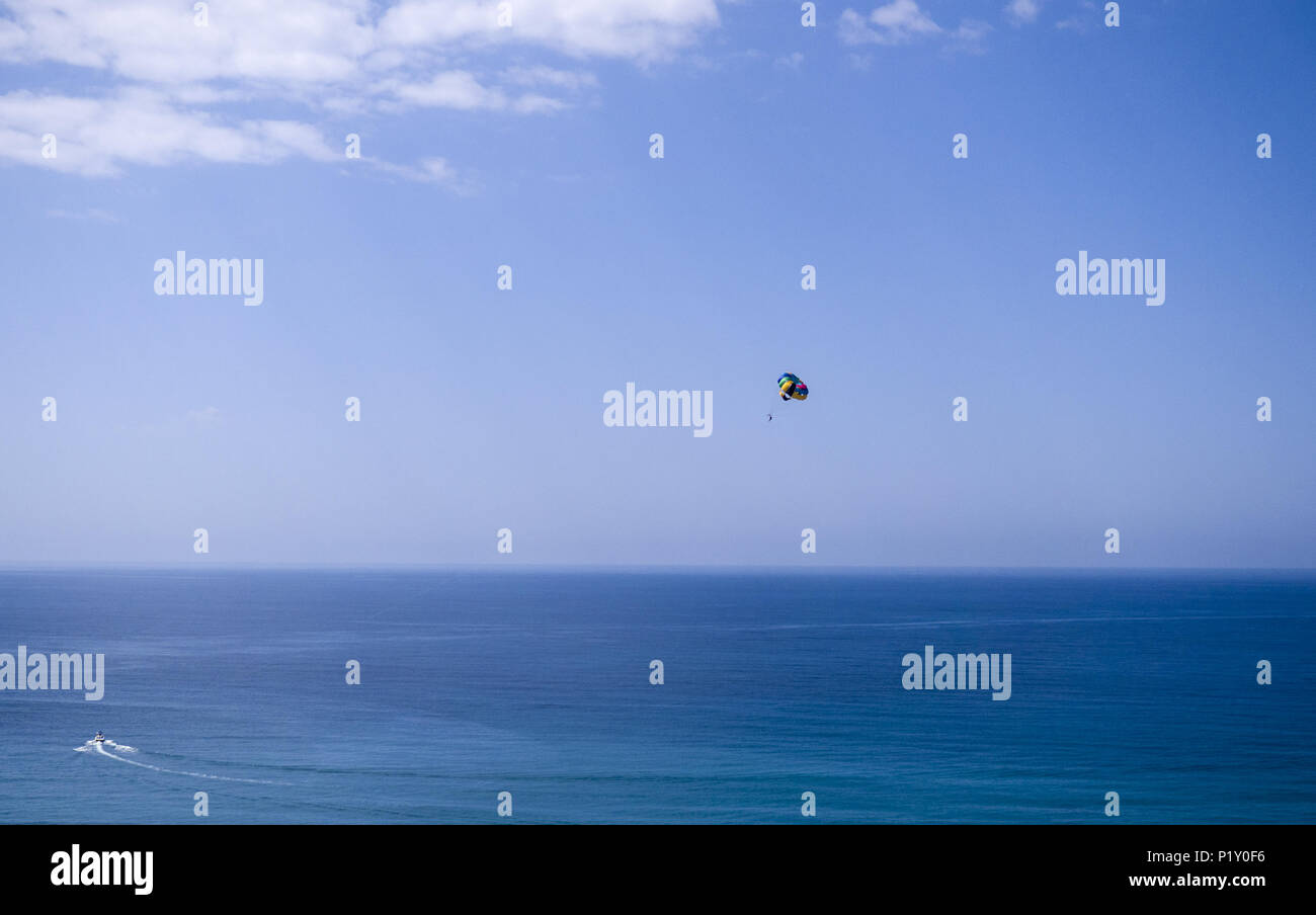 Le parachute ascensionnel sur la plage de Turquie Banque D'Images