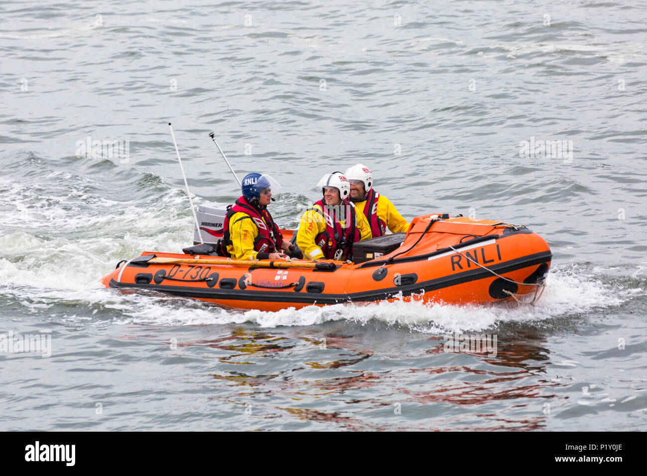 RNLI, Royal National Lifeboat Institution, de l'équipage en canot sur le port de Poole, Poole, Dorset, England UK en Juin Banque D'Images