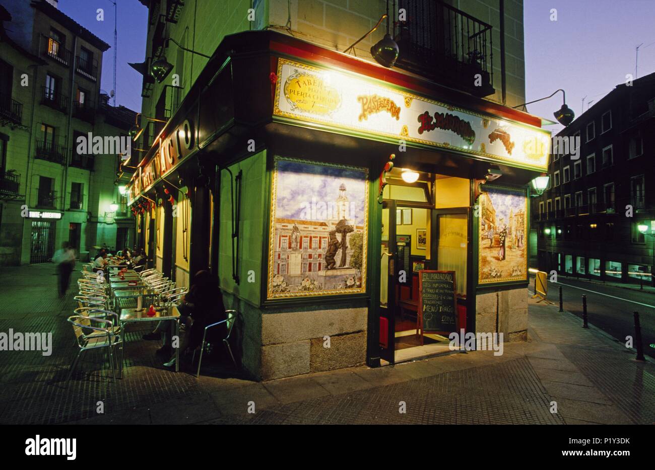 'El Madroño' bar à la Puerta Cerrada square, nera la Plaza Mayor. Banque D'Images