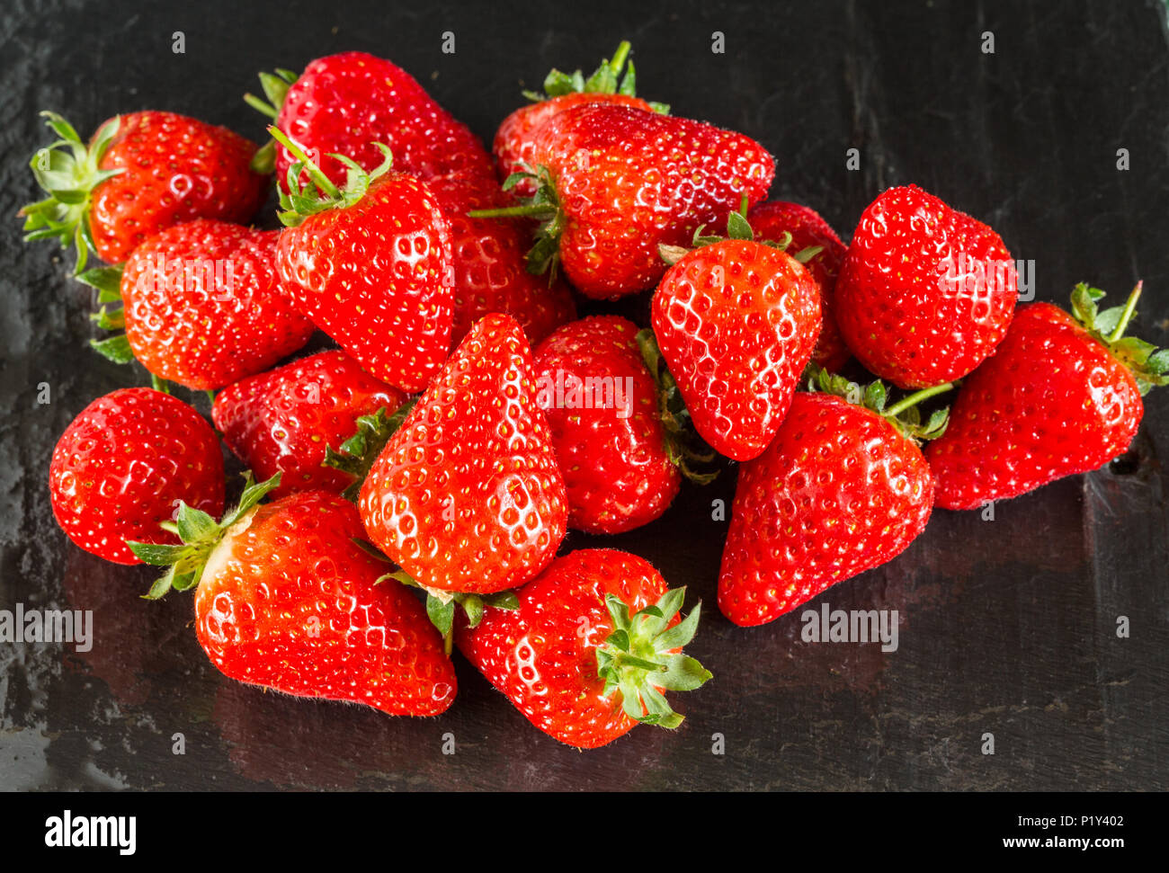 Fraises d'été sur un fond noir Banque D'Images