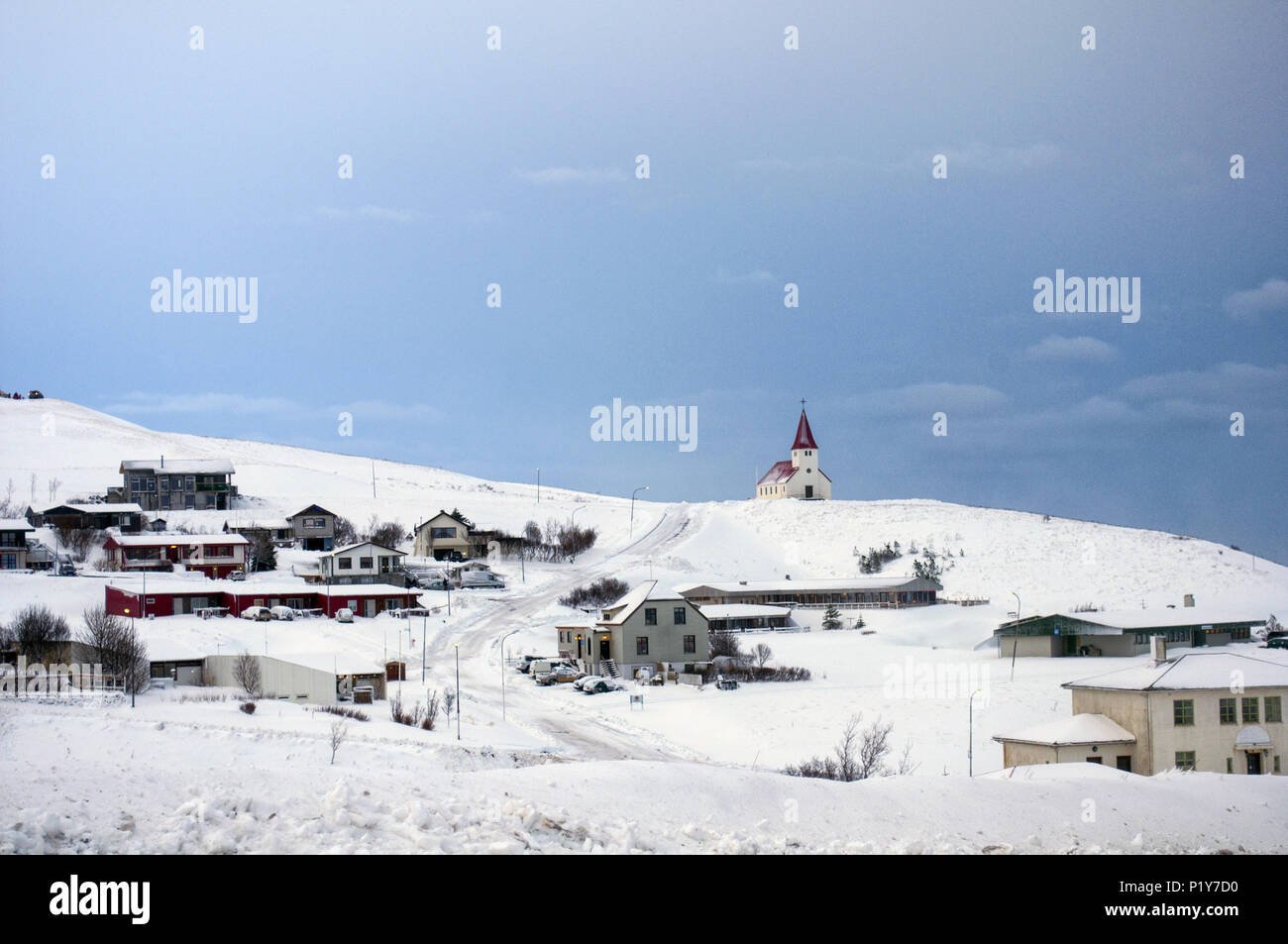 Une belle vue sur le petit et petit village islandais de Vik et son église sur la côte sud de l'Islande en hiver, pleine de neige. Banque D'Images