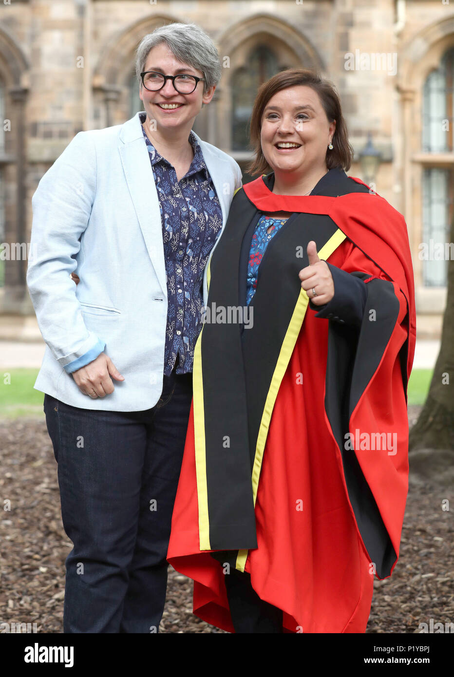 Le comédien et animateur Susan Calman avec son épouse Lee Cormack au quadrangle à l'Université de Glasgow après avoir reçu un diplôme honorifique lors d'une cérémonie. Banque D'Images