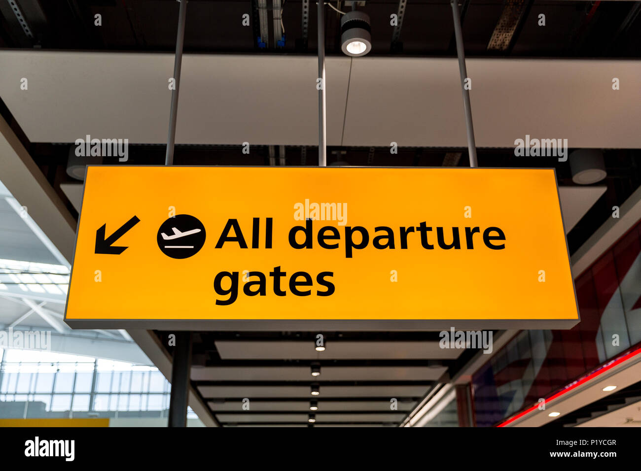 Londres - le 27 mai 2018 signe : Départs à l'aéroport Heathrow de Londres Banque D'Images