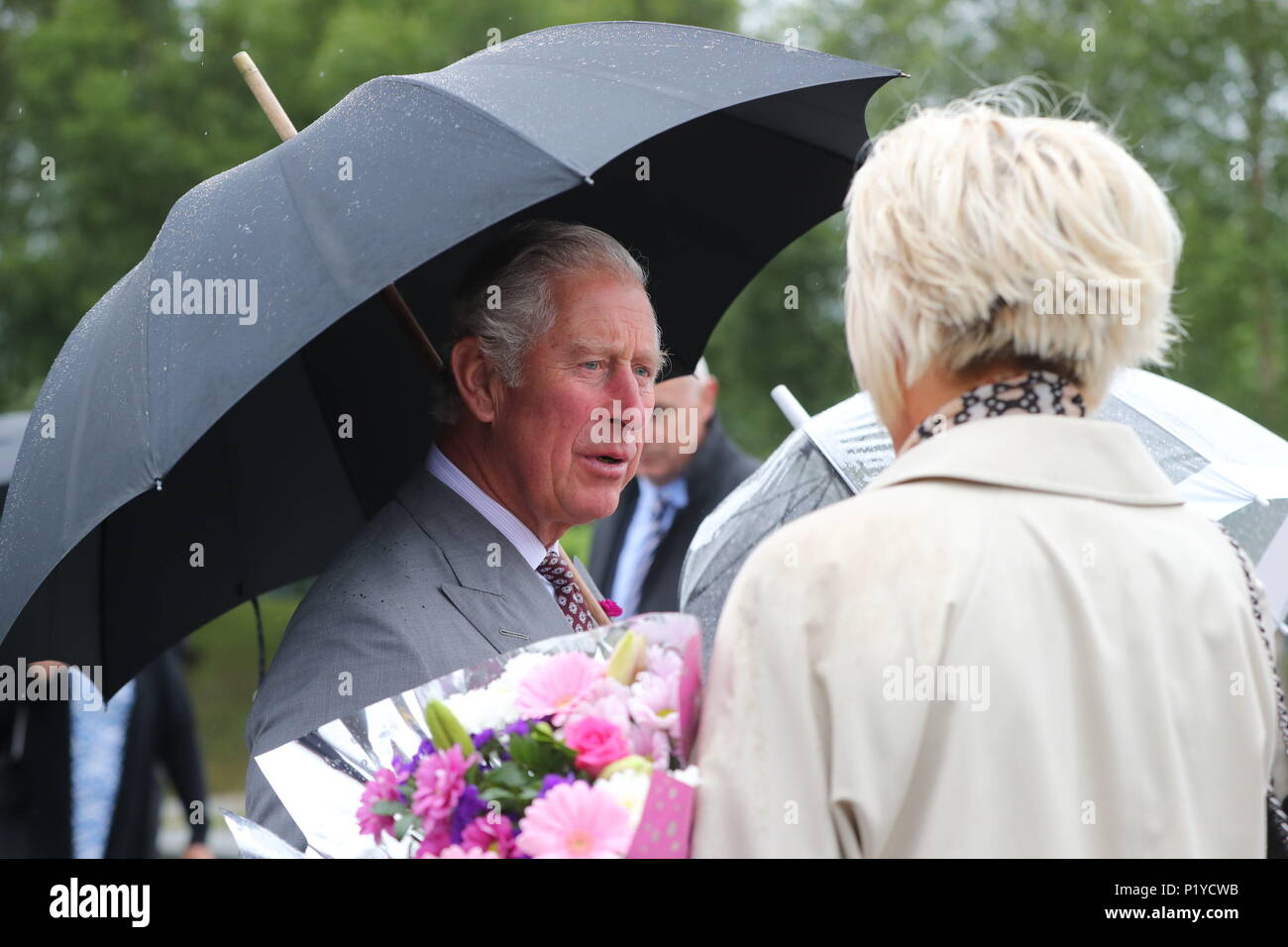 Le Prince de Galles répond à Caroline Martin, dont la sœur Esther Gibson a été tué dans l'Omagh Omagh, à la bombe bombe Memorial dans le cadre de la visite de l'Irlande du Nord. Banque D'Images