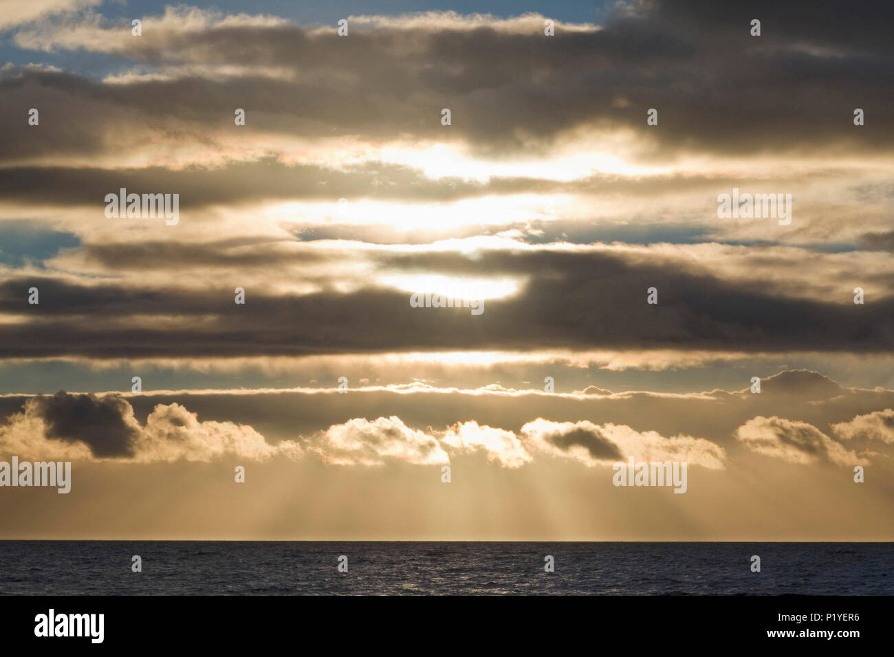 Coucher de soleil sur la mer. Banque D'Images