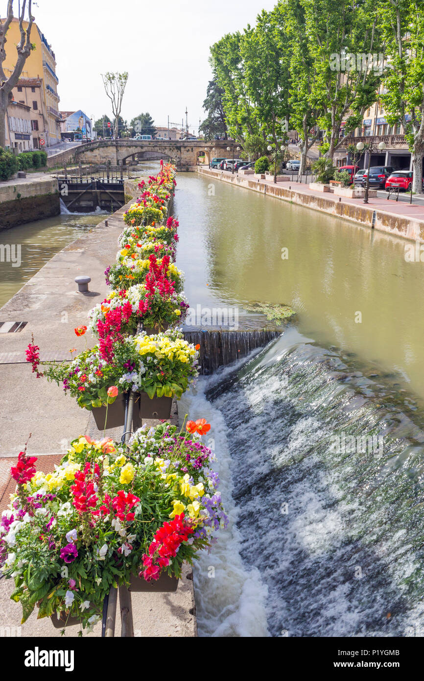 Narbonne, Occitanie, région du sud de la France. Le canal de la Robine qui traverse le centre de la ville, prises à partir de la "passerelle" entre deux Banque D'Images