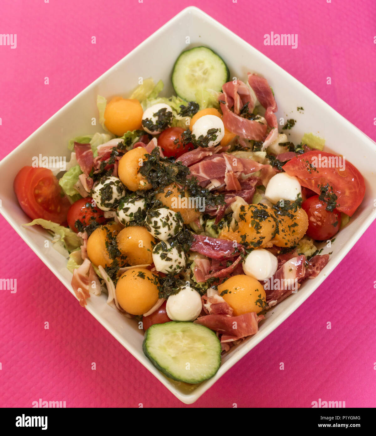 La mozzarella, salade de melon et jambon serrano. Banque D'Images