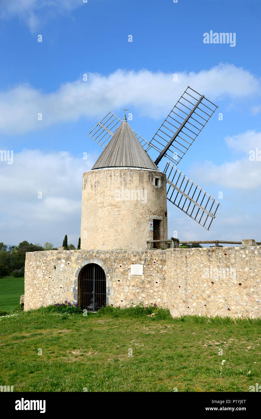 Moulin en pierre traditionnel provençal à Régusse dans le Var Provence France Banque D'Images