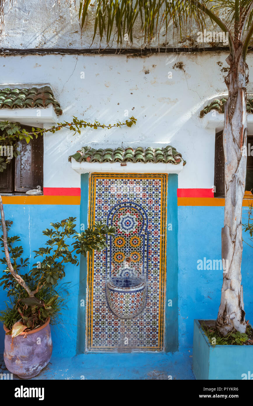 Le Maroc avec fontaine décorée de carreaux de mosaïque à Rabat Banque D'Images