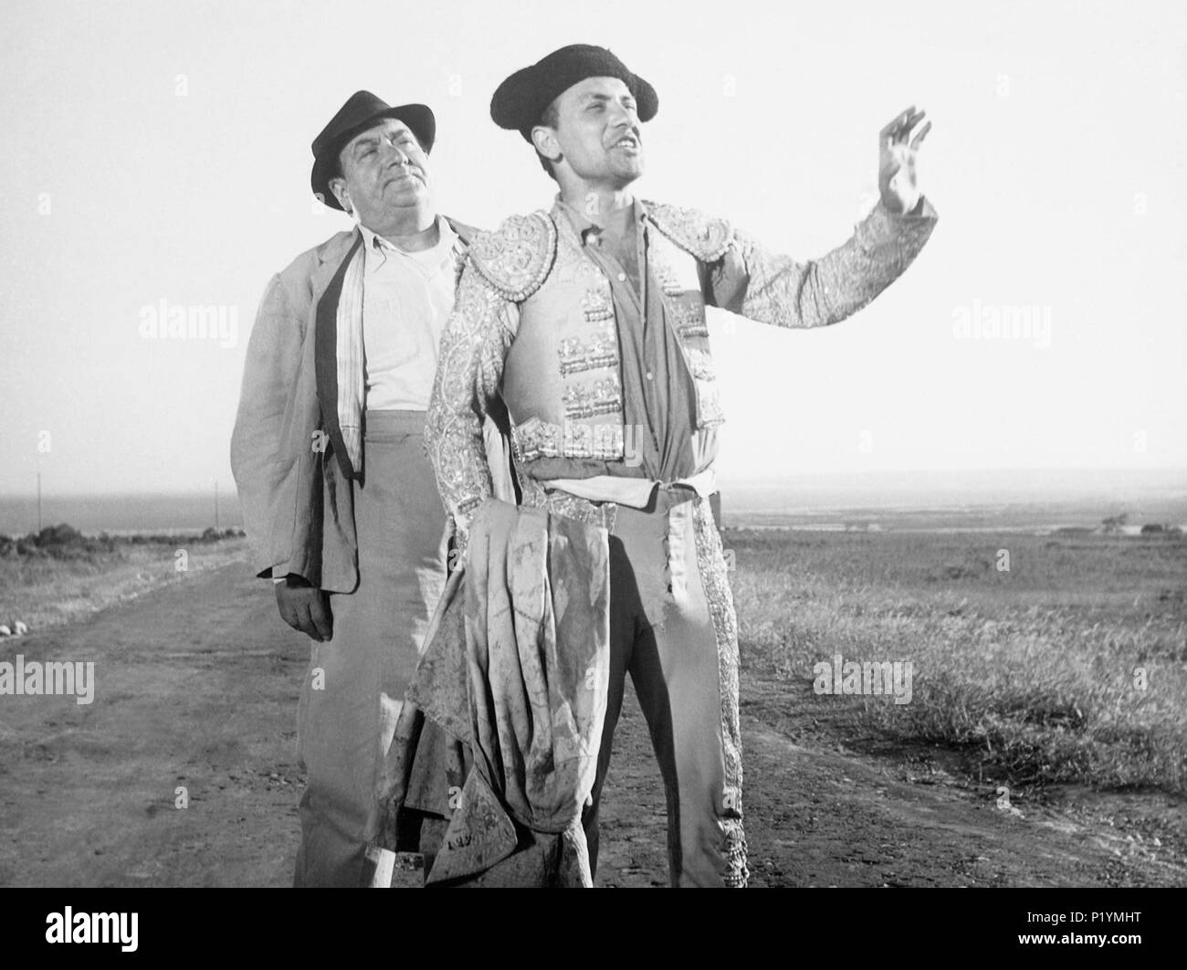 Titre original : EL HOMBRE DEL PARAGUAS BLANCO. Titre en anglais : EL HOMBRE DEL PARAGUAS BLANCO. Directeur de film : JOSE LUIS ROMERO MARCHENT. Année : 1958. Stars : JUAN CALVO ; JOSE LUIS OZORES. Credit : HESPERIA FILMS / Album Banque D'Images