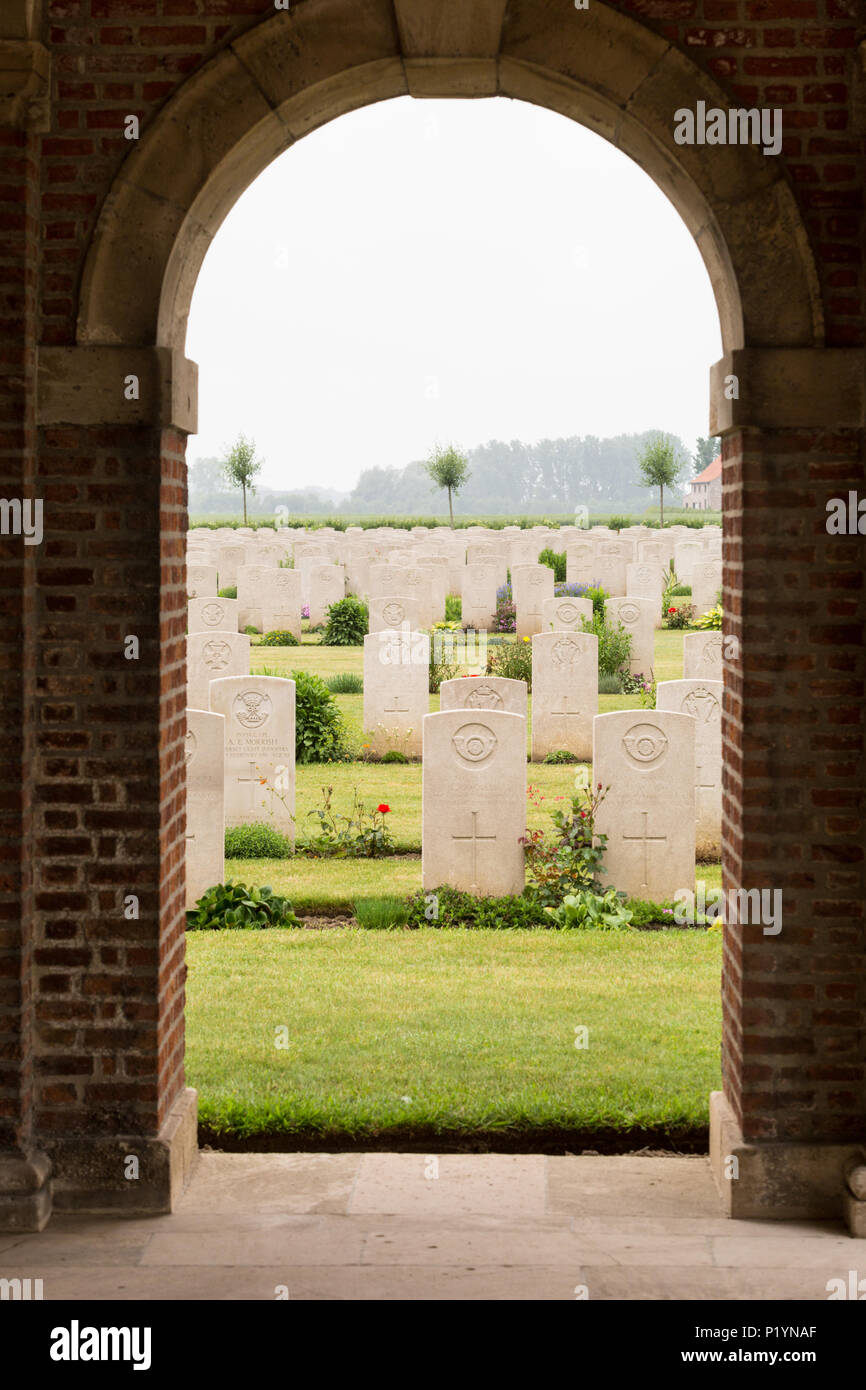 Tombes de Soldats à Bard Cottage cimetière, Ypres, Belgique Banque D'Images