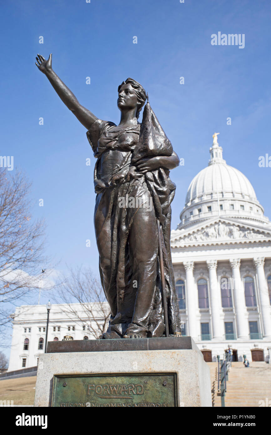 State Capitol building à Madison, Wisconsin avec statue commémorative de womens Banque D'Images