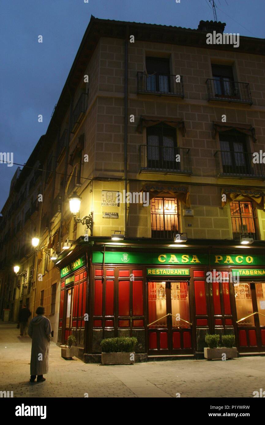 Bar / Restaurant 'Casa Paco' extérieurs ; nocturno (Calle Puerta Cerrada). Banque D'Images