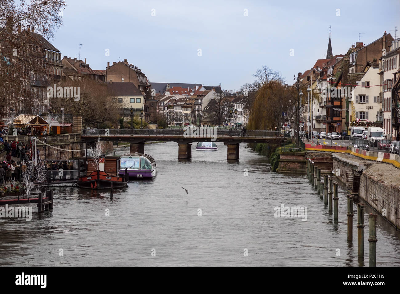 STRASBOURG, FRANCE - 11 décembre 2011 : les gens sur le bord de l'Ill canal dans vieux Strasbourg ville. Le centre-ville historique Grand Island a été classé patrimoine mondial par l'UNESCO en 1988 Banque D'Images