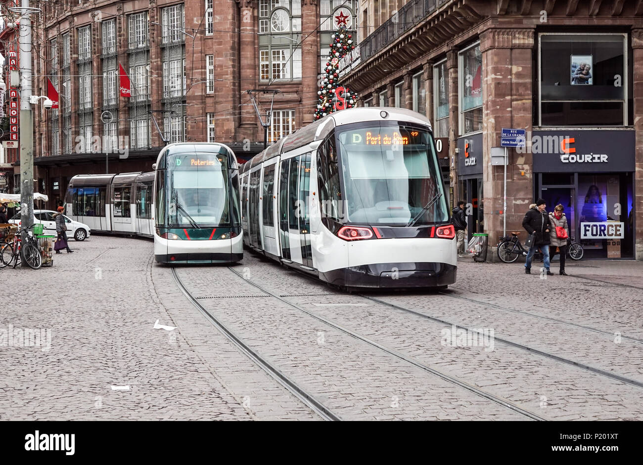 Strasbourg, France - 28 décembre 2017 : le tramway électrique train de la société de transports publics de Strasbourg (CTS) s'exécutant sur une rue de la ville par une journée d'hiver Banque D'Images