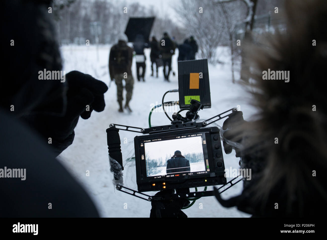 Le tournage d'un long métrage, backstage sur l'ensemble dans la rue en hiver, la vue de la caméra. Le travail du caméraman Banque D'Images
