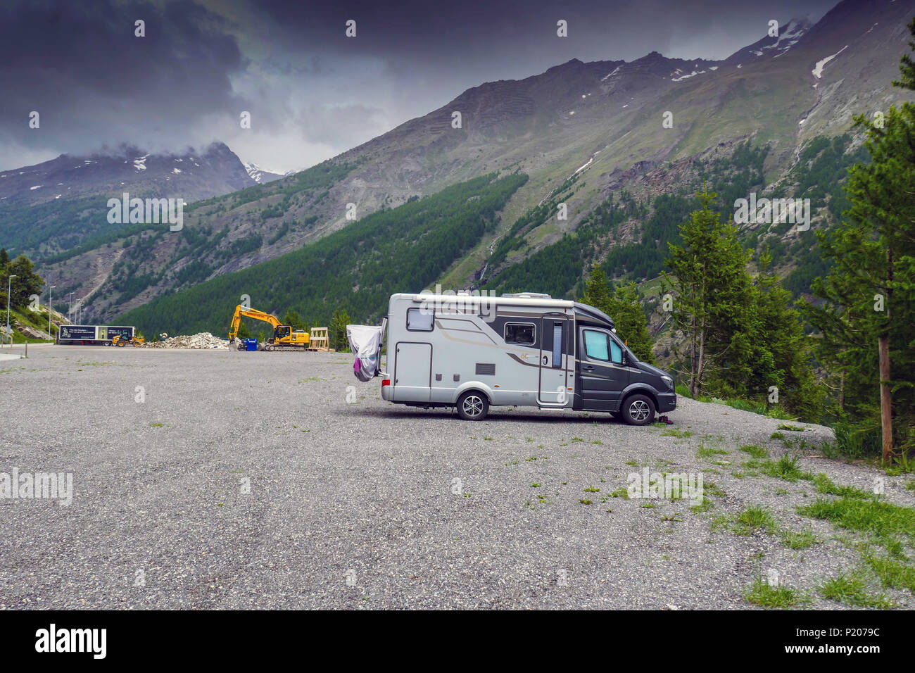 Camping-wagon, camping-dans la désolation, Saas, Saas Grund, Saas Fee, Suisse, Alpes, Alpes, vacances d'été Banque D'Images