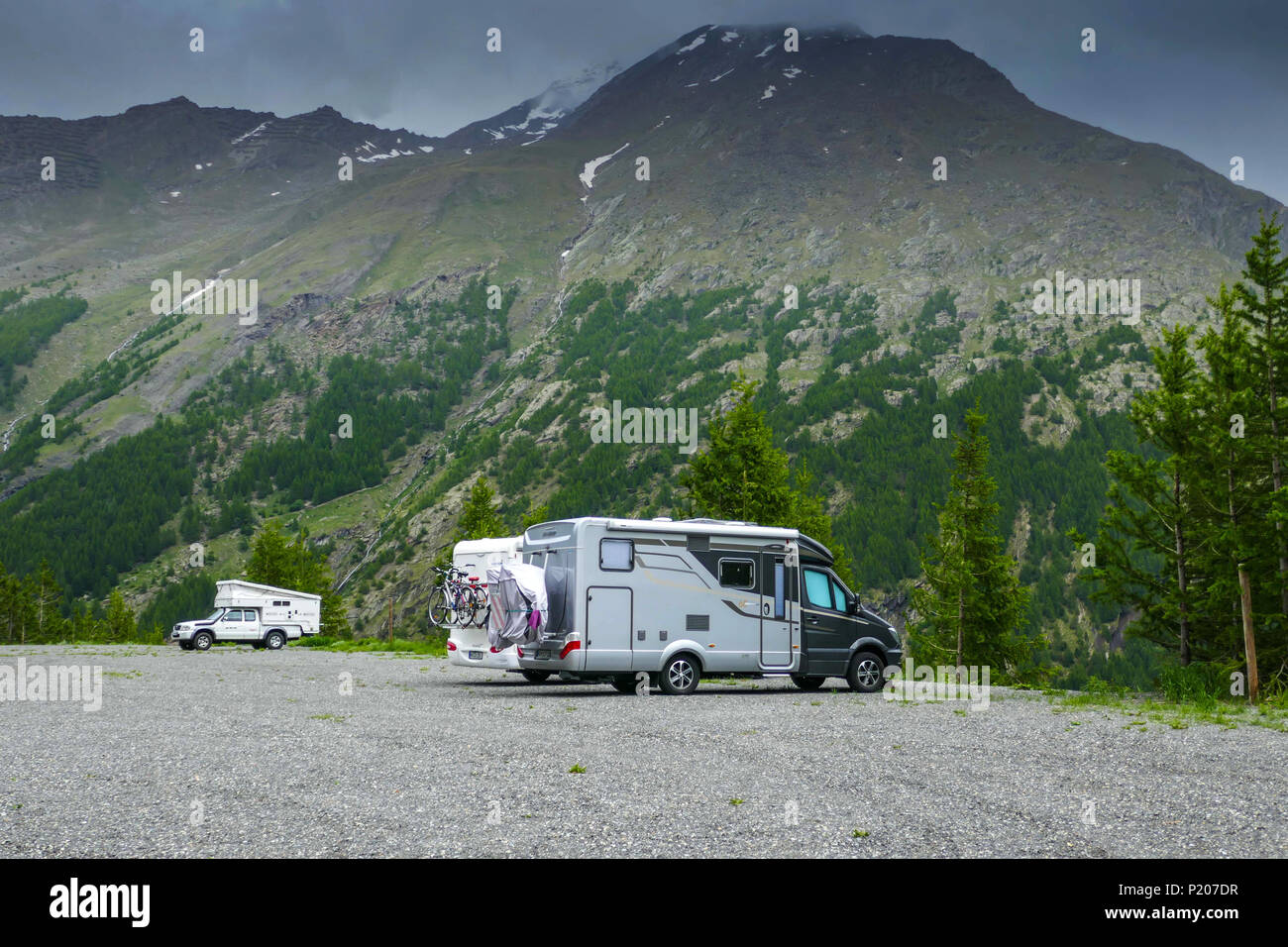 Camping-wagon, camping-dans la désolation, Saas, Saas Grund, Saas Fee, Suisse, Alpes, Alpes, vacances d'été Banque D'Images