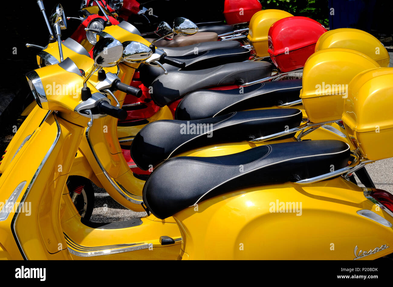Rangée de scooters Vespa garé, toscane, italie Banque D'Images
