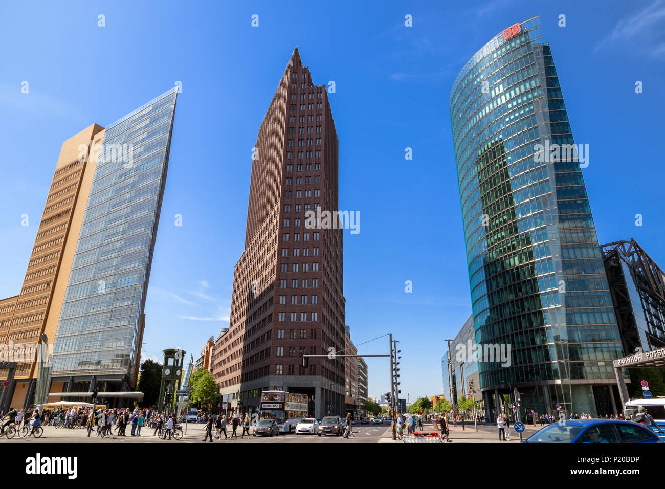 BERLIN, ALLEMAGNE - 28 avril, 2018 : tour moderne et et le trafic à la Potsdamer Platz. Banque D'Images