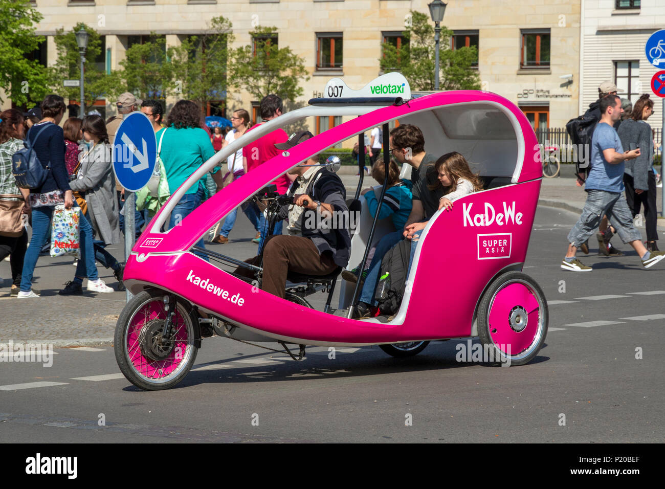 BERLIN, ALLEMAGNE - 28 avril, 2018 : vélo-taxi Velotaxi avec les clients du vélo dans les rues de Berlin. Banque D'Images