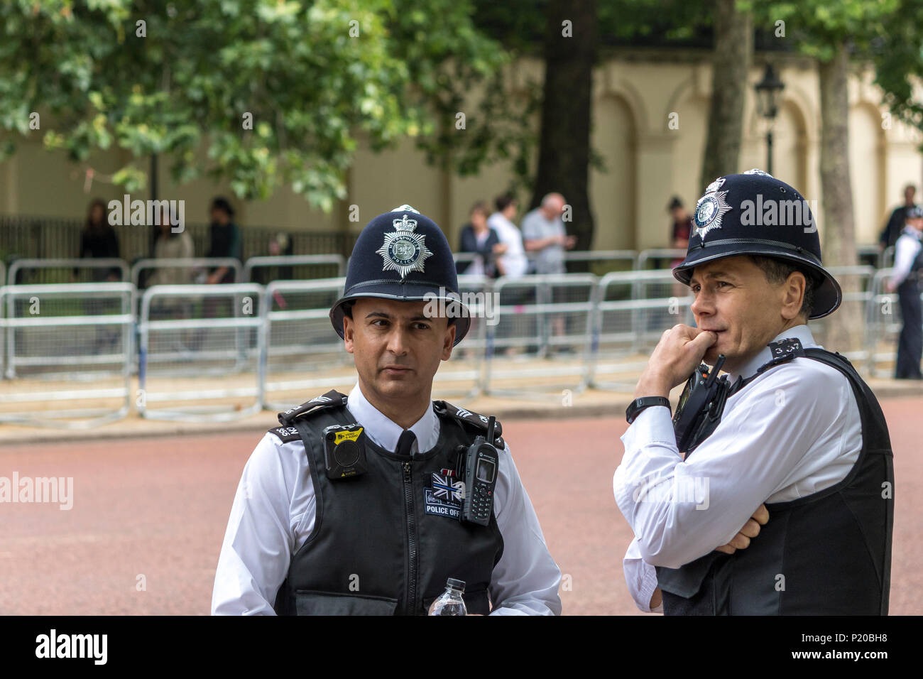 Deux officiers de police métropolitaine en service au Mall pour le défilé de Trooping The Color à Londres, Royaume-Uni Banque D'Images