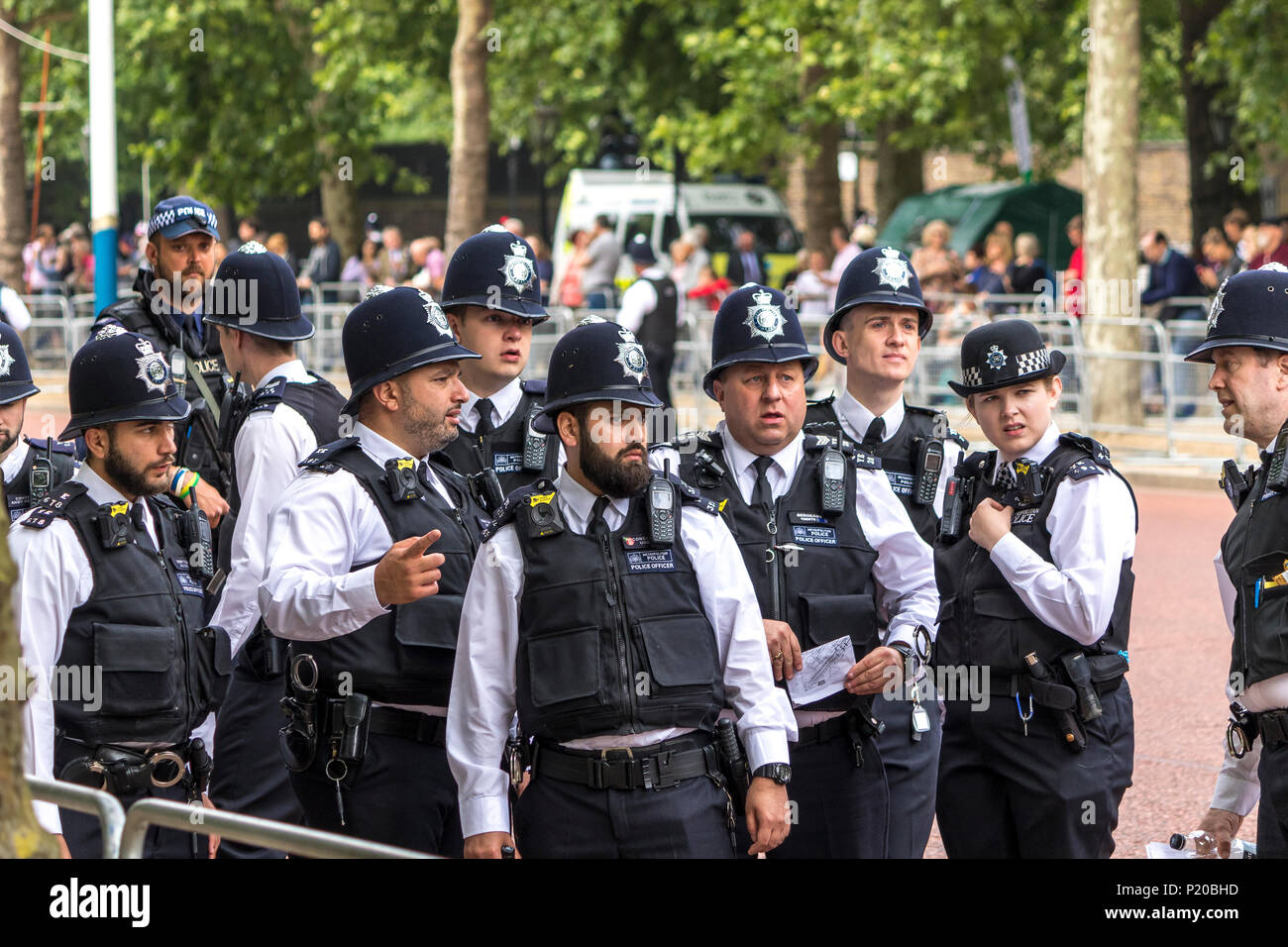 Un groupe d'officiers de police métropolitaine sur le Mall at Trooping the Color ou la Queen's Birthday Parade, The Mall, Londres, Royaume-Uni Banque D'Images